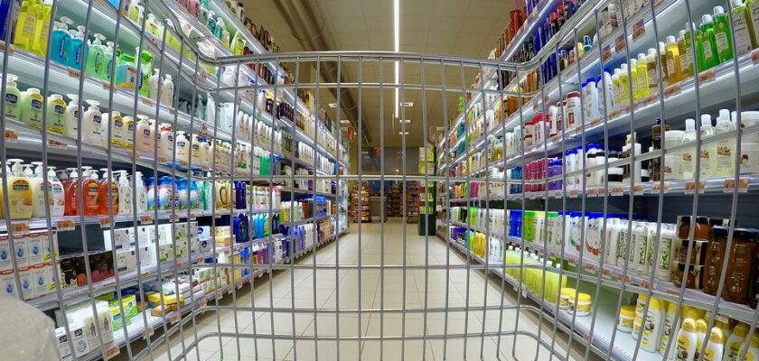 la corsia di un supermerecato vista dall'interno di un carrello della spesa