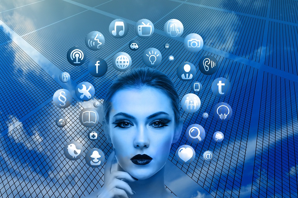 grafica con il volto di una donna e i loghi di varie aziende tech intorno